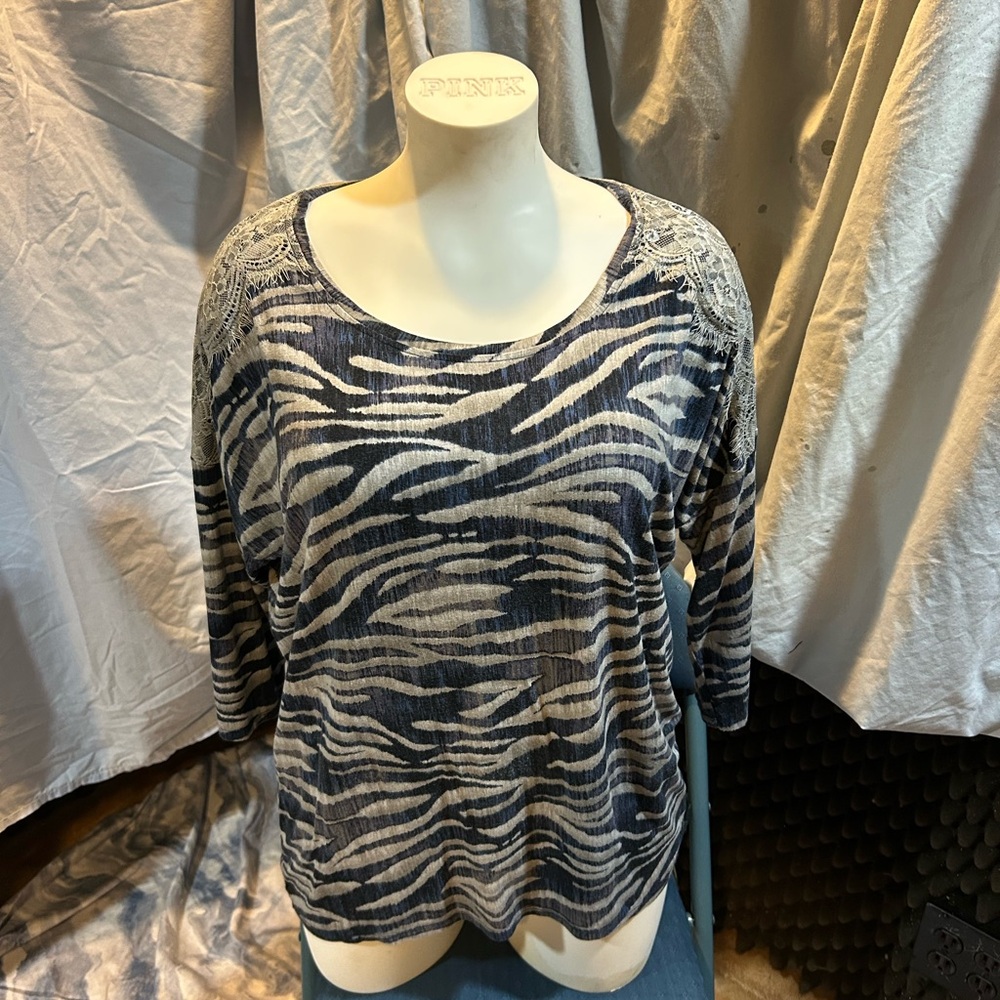 Chico’s animal print top with lace accents on shoulders size Large/XL